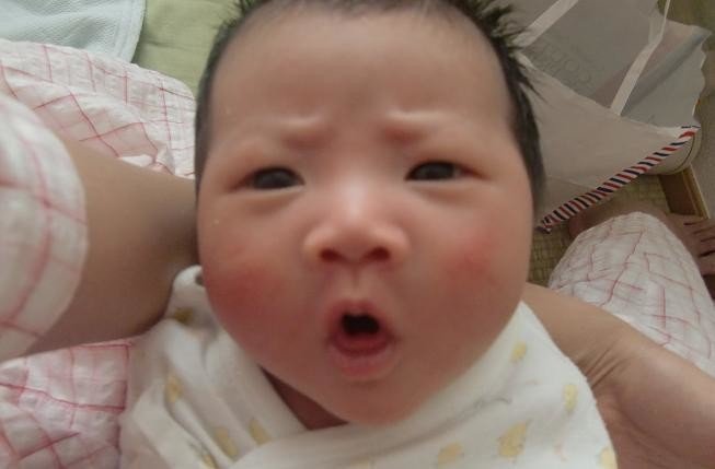 ちょ、どうした ？！赤ちゃんの衝撃変顔写真が超絶かわいくて癒される♡ ベビーカレンダー