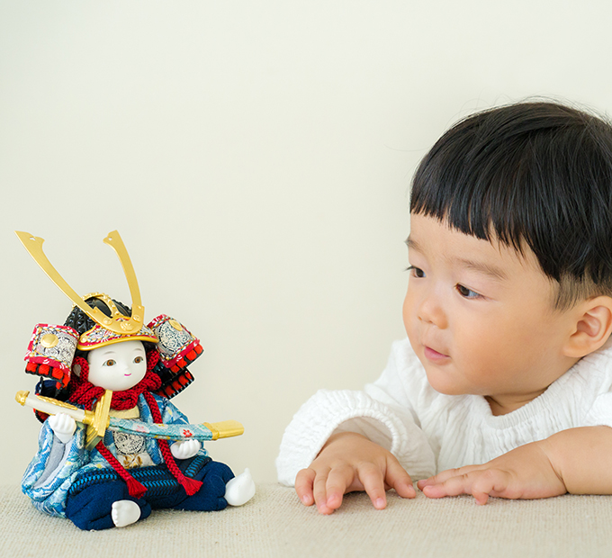 いつから飾る？五月人形の飾り方と注意ポイントをかりやすく紹介職人手作りの兜を販売する伝統工芸品・木彫刻専門店 雛人形・五月人形 伊川彫刻店