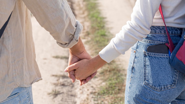 手を繋いで歩くカップルのイラスト素材110577614- PIXTA