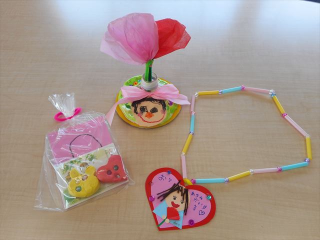 ♪たのしいようちえん♪ 母・父・敬老の日プレゼント