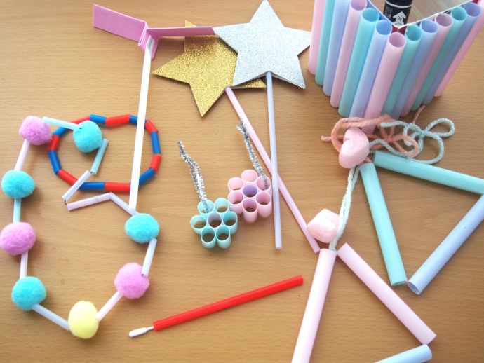 電車ごっこ 長く続くテラスをダンボールで作った電車に乗ってお友だちと行ったり来たり。椅子が駅になっていて電車を待っているお友だちもいますほんの少しづつですが。楽しい！！を共有することができるようになって来た3歳児のはら幼稚園保育庵のはら幼稚園