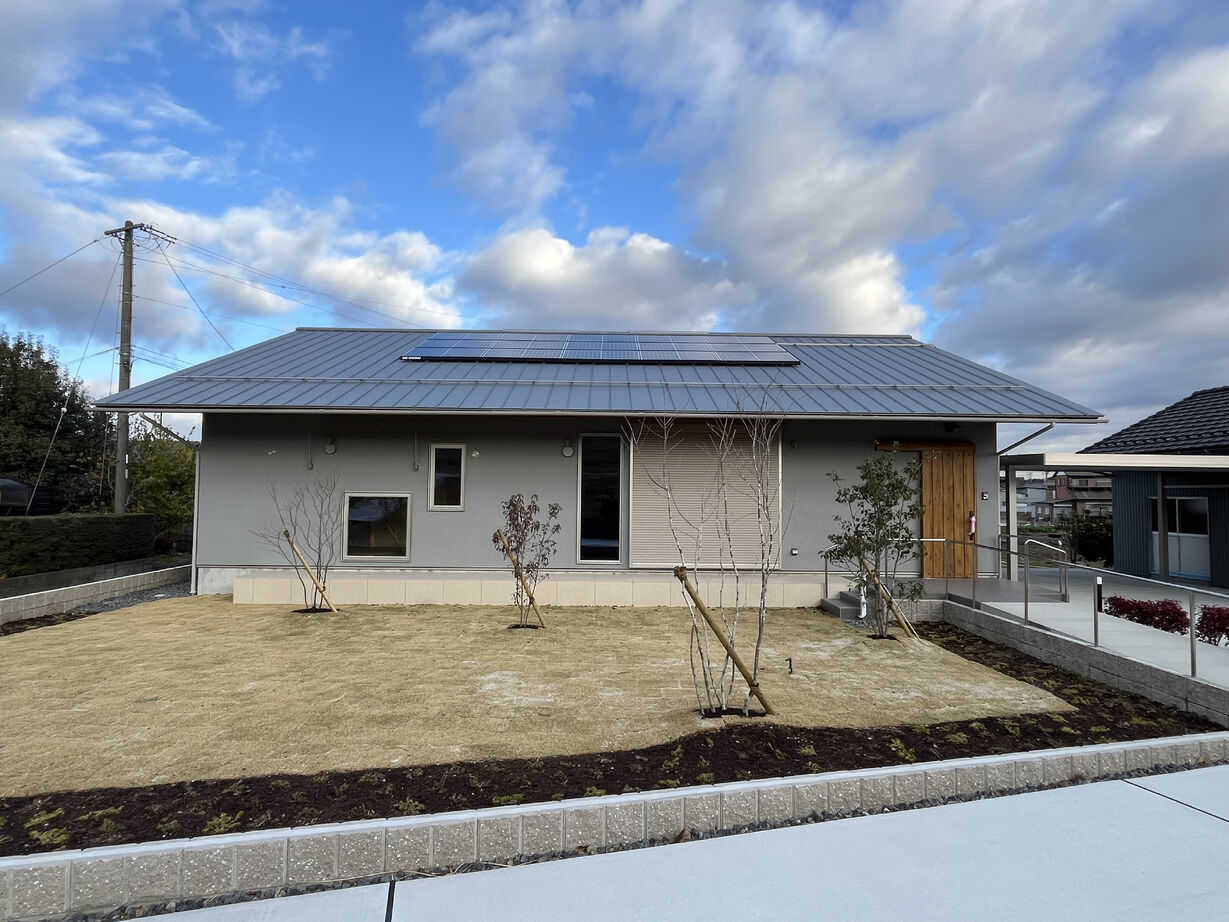 SUUMO平屋風 52.9坪 間取り図 27m長屋根の二世帯住宅。家族との距離感を保つ工夫のある平屋風和モダンの家 - エムズアソシエイツ本社ショールームの建築実例詳細注文住宅