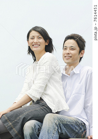 フリー写真立てた膝の上に手をついて顎をのせる女子高生パブリックドメインQ：著作権フリー画像素材集