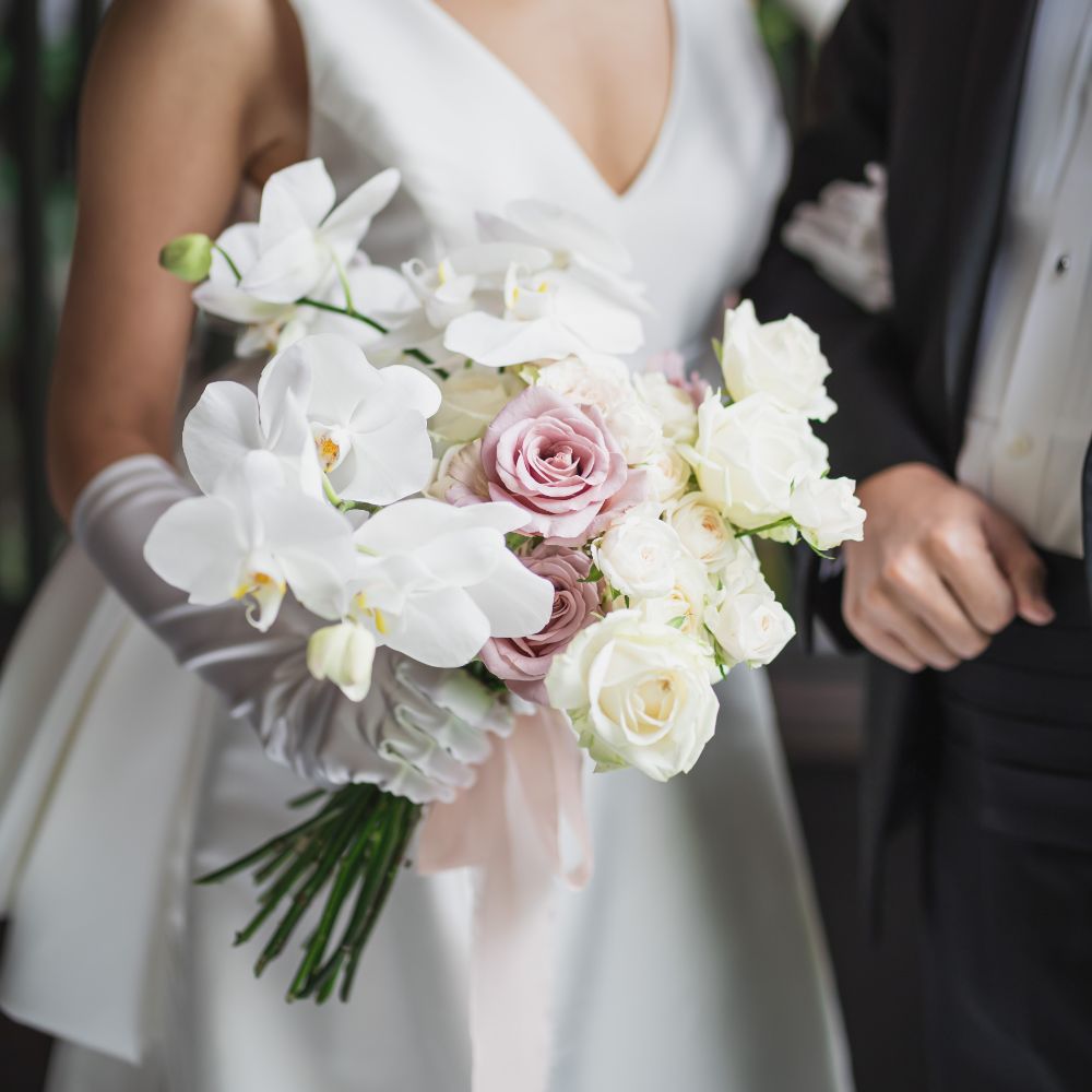 和装花嫁 ブーケ コンパクト 造花ブーケ バラ ウェディングブーケ シンプル アイビー かすみ草 ピンポンマム 造花 ウェディング 上質 大人 高級感白 送料無料 結婚式 オシャレ 花嫁 ブライダルブーケ ブートニアセット ２点セット フォトウェディング 撮影 和装婚 着物