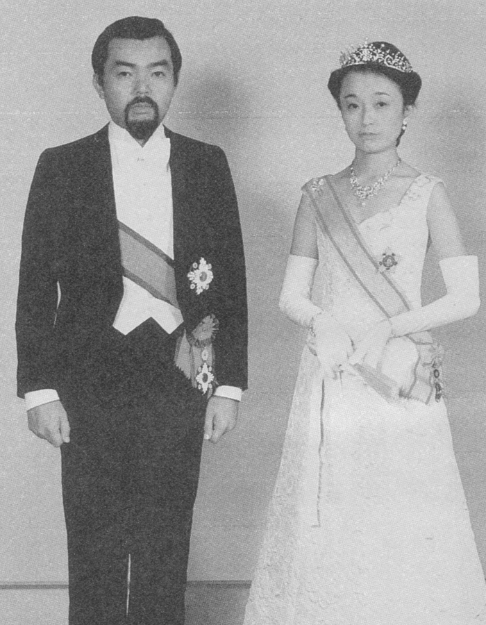 娘が孫のベビー袴を縫いました 衿を重ねにしたのが苦心したところだそうです 袴の赤い布と、私の白の半衿を縫い付けましたちゃんと赤い袖裏も付いてます着物とは言えませんが見てやって下さいFacebook