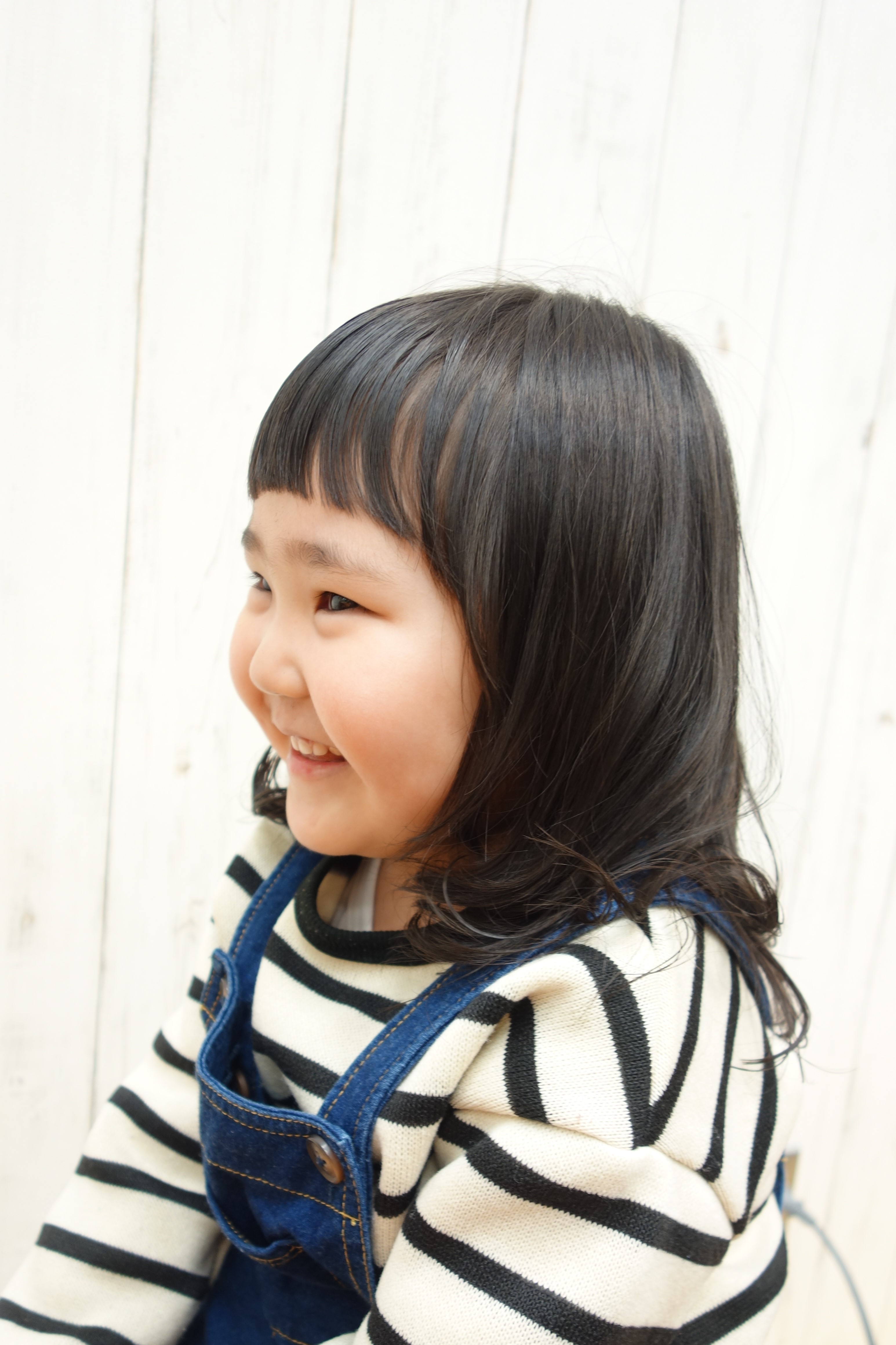 キッズカット小学生カットレイヤーカット扱いやすさと、可愛さを両立させた キッズカット ＆ 小学生カット ✂️✨ 内巻きの レイヤーカット と少しザクザクさせたオシャレバング😉ポニーテールも作りやすいバランスでカットするのがポイント☝️ 親御