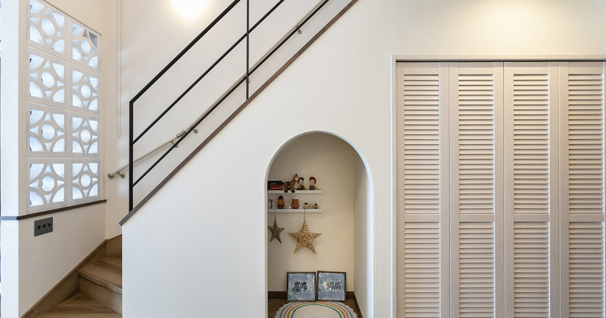 見せる階段下スペース！狭くて小さな階段下は○○○○○で手が届く！DIYでも可能かも？ - rakuya＋ らくやプラス