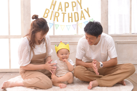1歳の誕生日に家族写真の撮影がおすすめ！撮り方・衣装を解説 - ハピリィフォトスタジオ