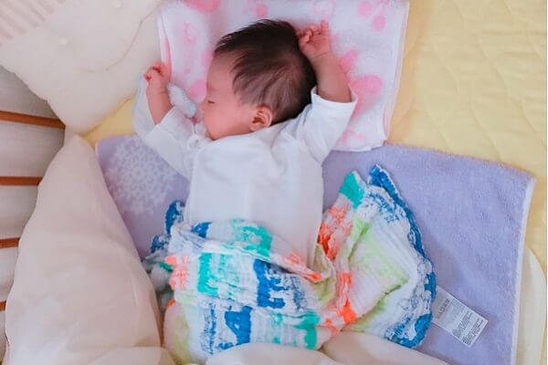 赤ちゃんがバンザイして寝るのはなぜ？いつまで続く？その理由や冬の対策注目excite