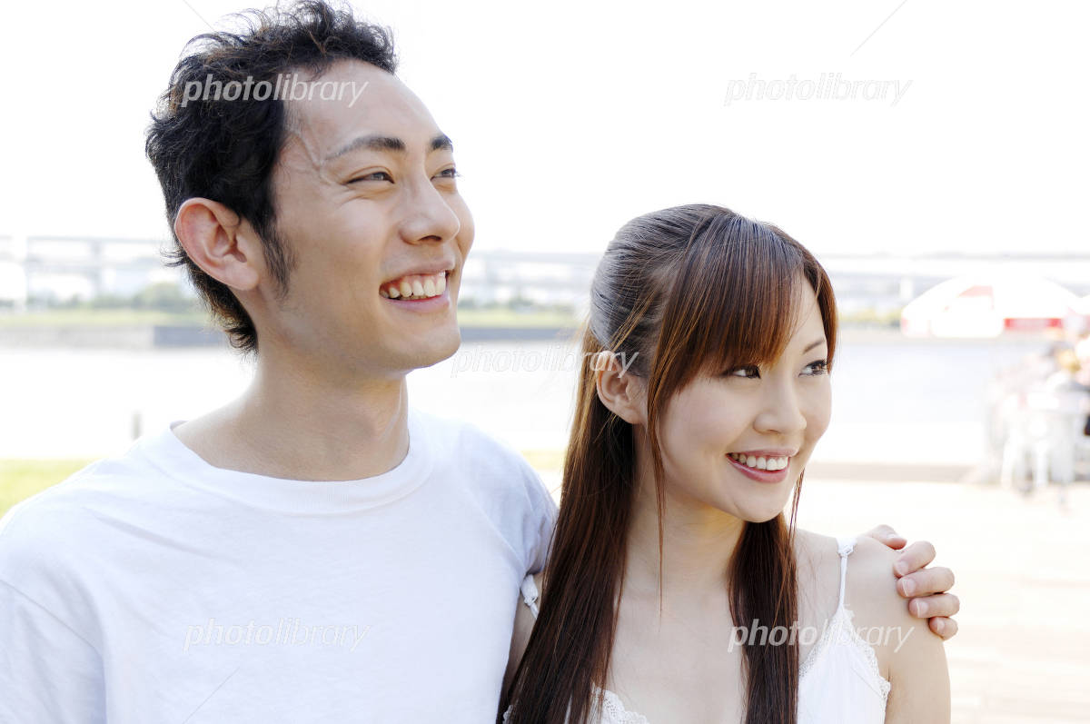 恋人の肩を抱く男性 写真素材928270- フォトライブラリ