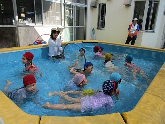 4歳児 水って気持ちいい！ ＊園だより社会福祉法人MONDEN会