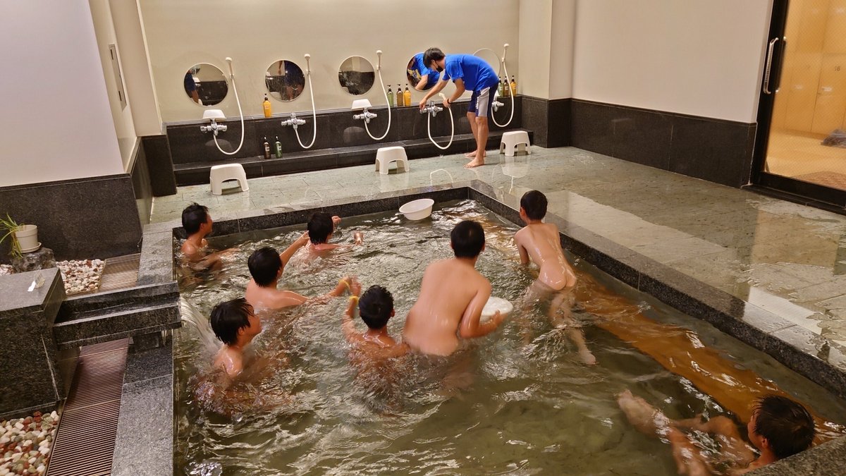 幸せな少年は泥湯で泥風呂に入る写真素材1805268472Shutterstock