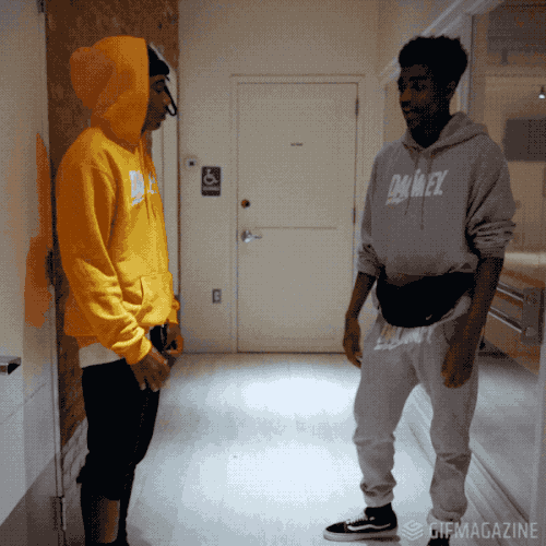 フレンドリーな握手、友達の挨拶、チームワーク、友情。握手、武器、友情。手のライバルとチャレンジの強さの比較。の写真素材・画像素材 Image169714717