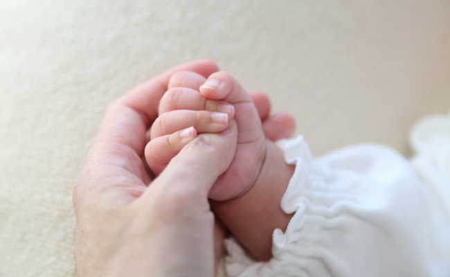 新しい生まれた赤ちゃんの手を握る母の少し指の写真素材・画像素材 Image 55668058