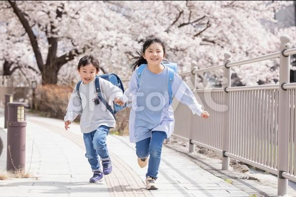 767 手をつなぐ 走る High Res Illustrations - Getty Images