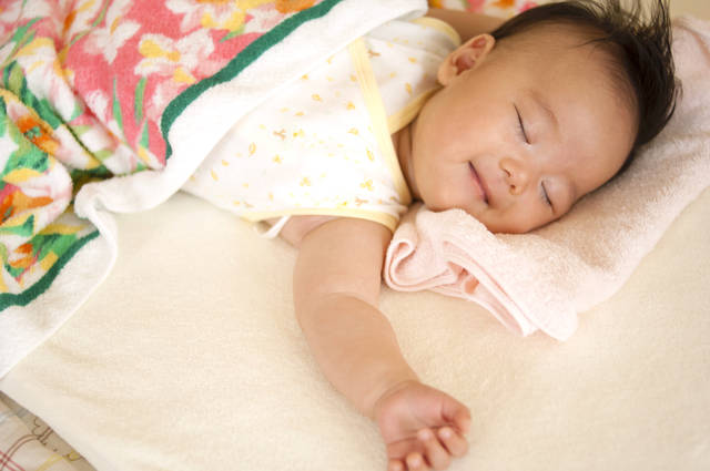 アゴを歪めて変顔をする赤ちゃんの写真・画像素材-Snapmart スナップマート