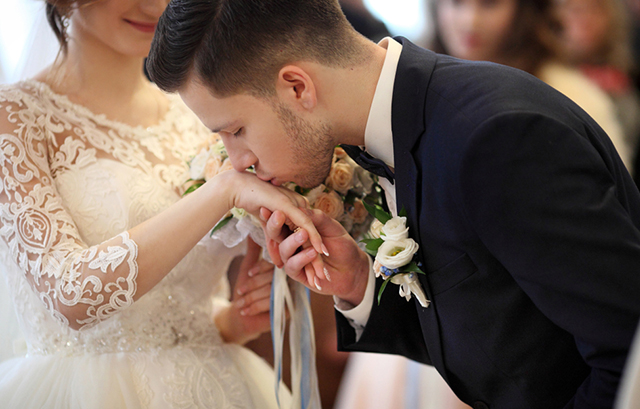 永遠の愛を誓う”ウェディングキス”。キスをする場所によって意味が違う豆知識！ – ￼大阪の結婚式情報