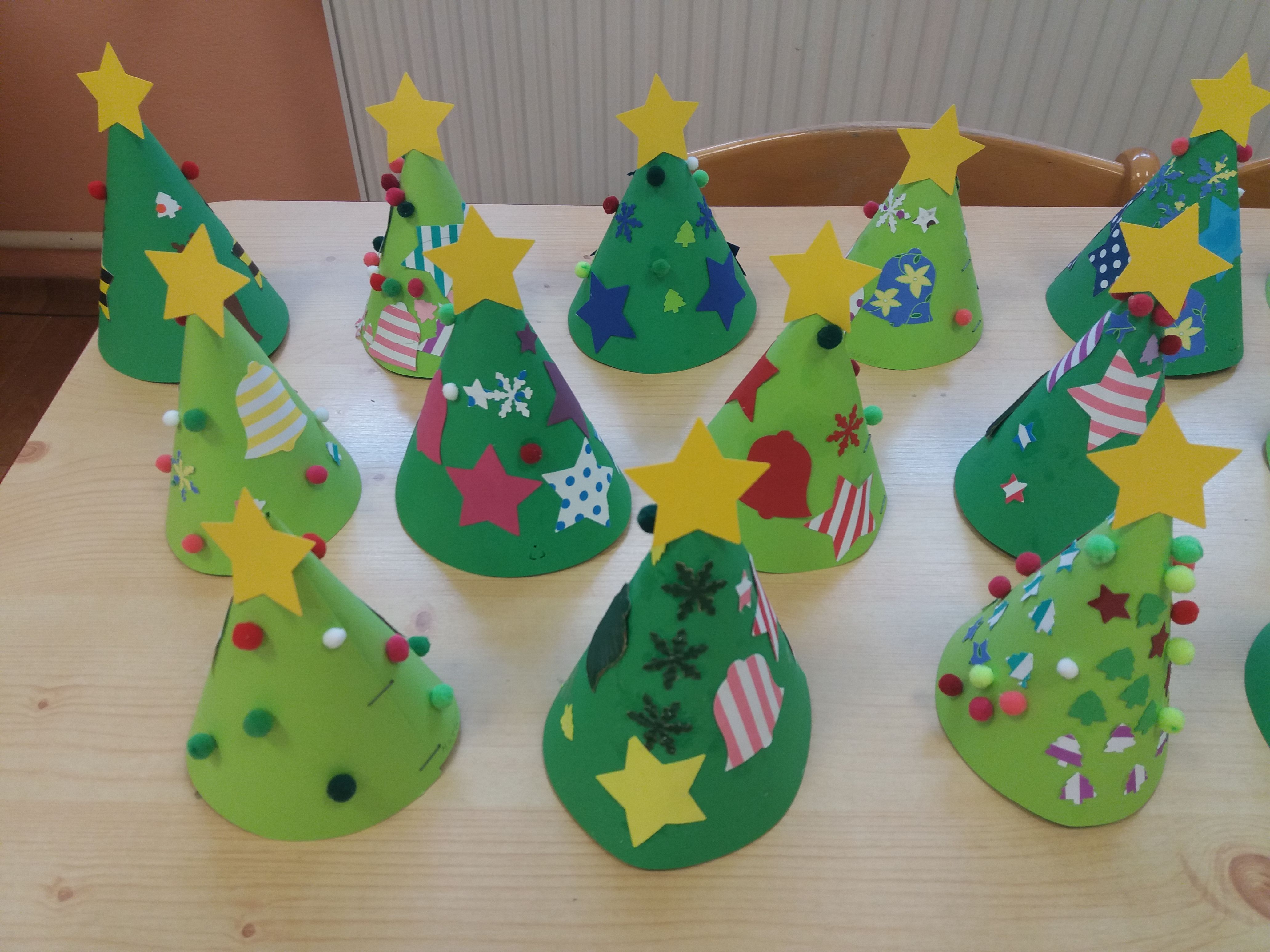 色画用紙で クリスマス帽子 を作ろう