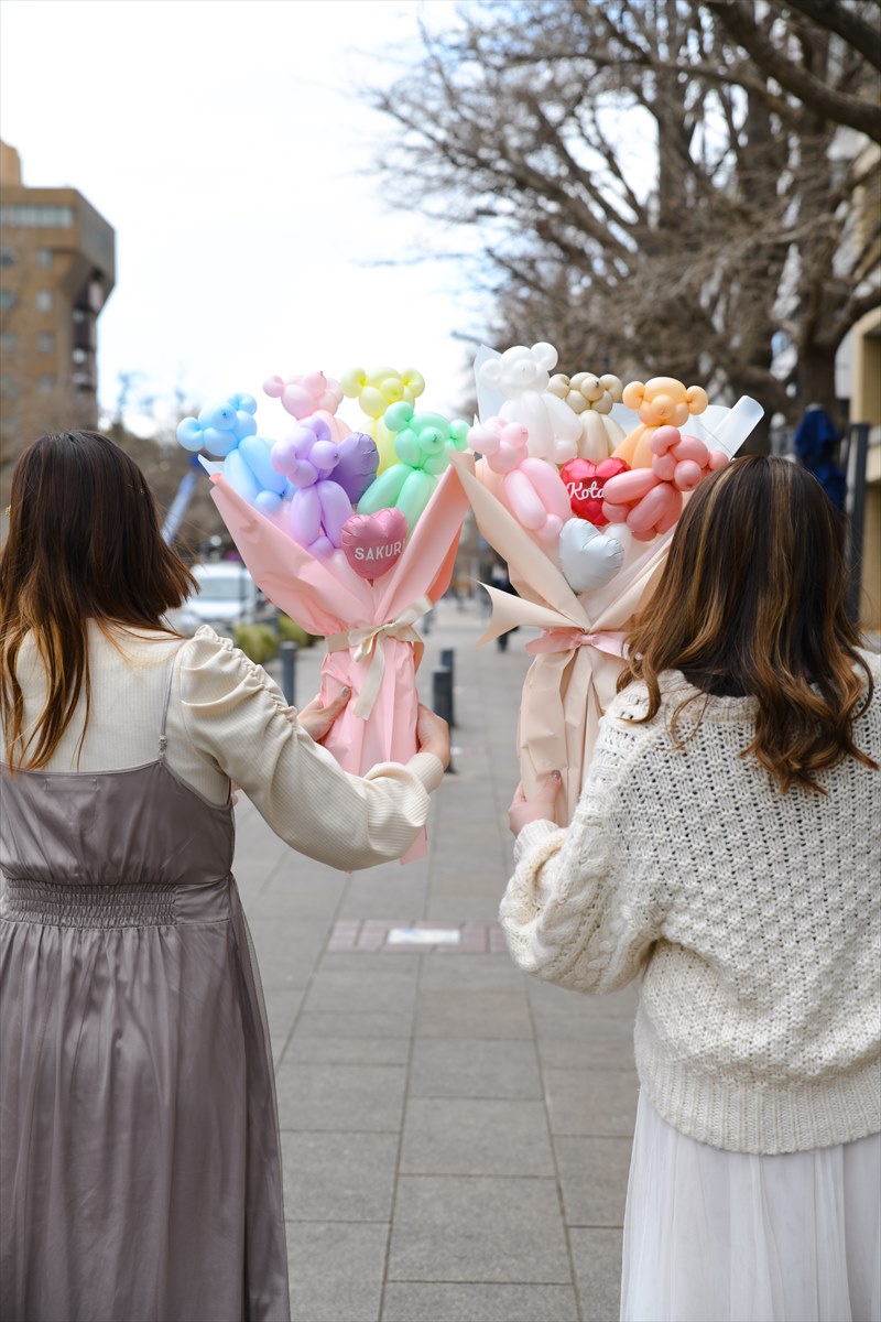 子供の小学校の謝恩会用に制作しました。材料は１００均の画用紙ですジャイアントペーパーフラワ