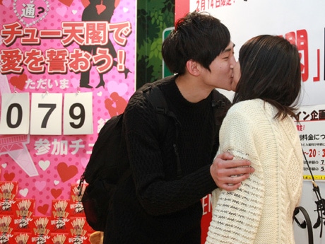 出勤前にキスする夫、寿命5年長く事故遭遇率も低いとの研究NEWSポストセブン