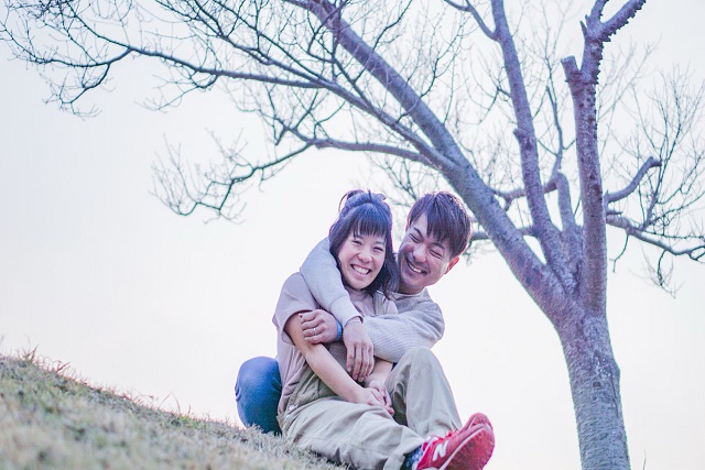 男友達とハグ・キスはOK？ ハグ・キスをする男性心理と脈の見分け方「マイナビウーマン」