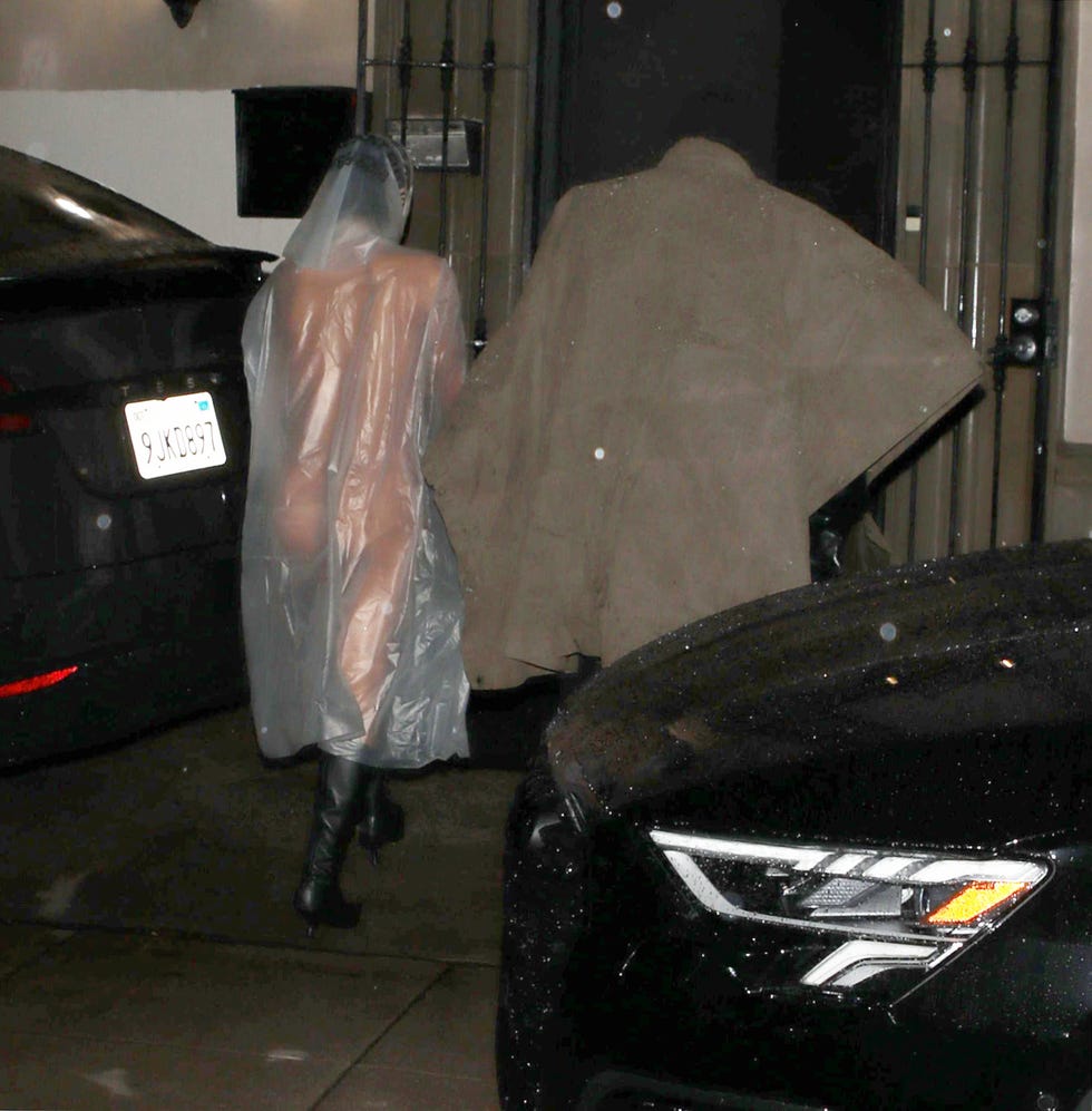 ビアンカ・センソリの服装が物議を醸していますが、SNSでは、全てはカニエと彼の変わった好みが原因だと噂されています。,事実、ジュリア・フォックスにも同じことをしていたため、彼は「女性の最大の敵」だとみなされているのです。, 📹:https:www.instagram.com backgrid_usaポジティブFacebook