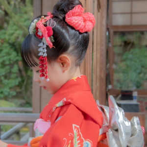 着物でも洋服でもどっちでも可愛い七五三ヘア🌼ヘアアレンジセルフアレンジキッズヘアアレンジこどもヘアアレンジヘアアレンジ動画女の子ママ七五三ヘア七五三ヘアセット七五三アレンジお呼ばれアレンジ