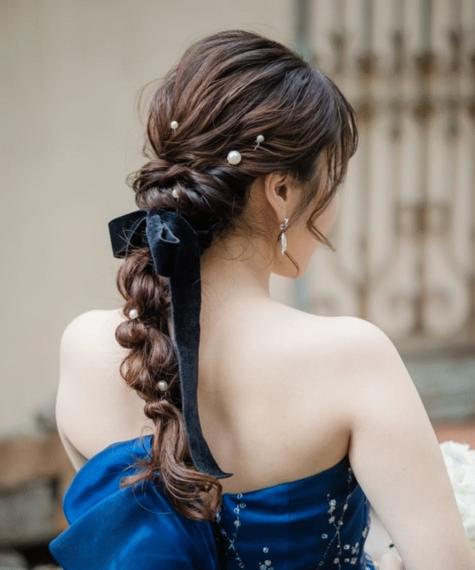 𝐘𝐔𝐈 福島市ヘアセット メイク 着付け. サイド編みおろし×振袖 ドライフラワーの髪飾りに水引きを巻きつけて✨ 成人式当日はまた違う髪型にチェンジ🎀前撮りと後撮りと担当できて嬉しい☺️🎀💕 成人式後撮りのご予約もお待ちしてます🩵Instagram