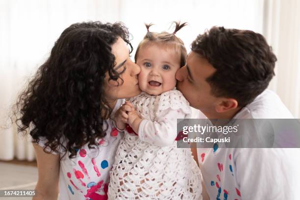 フリー写真赤ちゃんのほっぺにキスする母親でアハ体験GAHAG著作権フリー写真・イラスト素材集 - GAHAG著作権フリー写真・イラスト素材集