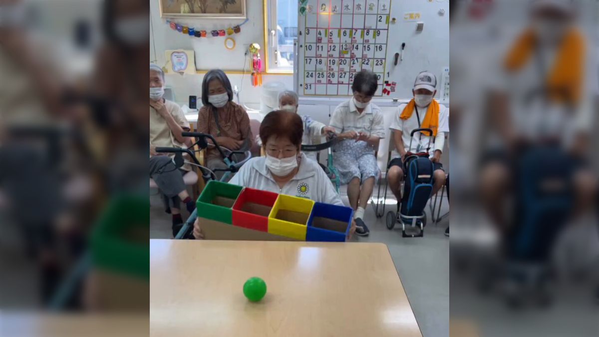 風船出しゲームのご紹介 - 大阪府高槻市の介護付有料老人ホーム スーパー・コート高槻城内ブログ