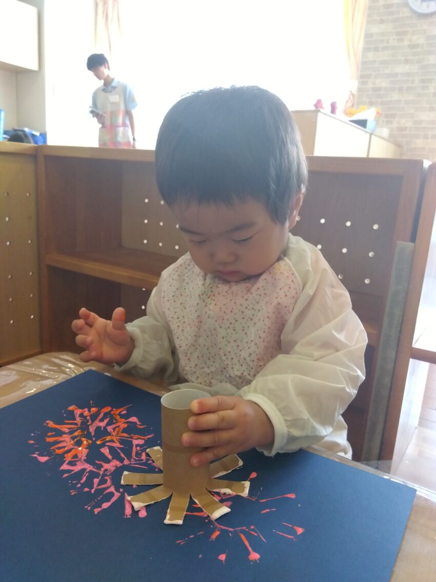 乳児合同製作🎆, 花火は各クラス技法を変えて製作しました🖌️, とても可愛くできました🥰,ラミー保育園 保育園 乳児クラス夏祭り 秋祭り 花火 浴衣 屋台 夏祭り製作 0歳児 1歳児 2歳児 南河内 藤井寺 合同製作