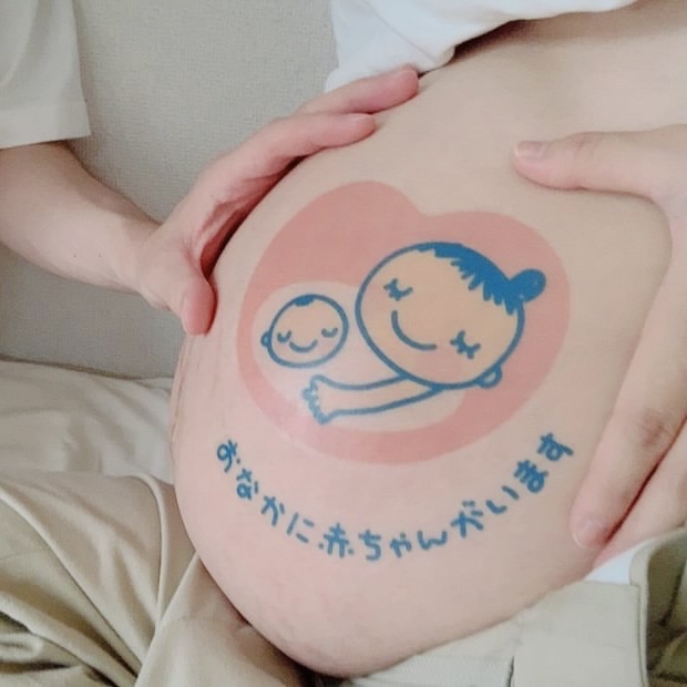 可愛すぎるマタニティフォト🤰🏻💗 . 簡単にお家でできるシールでセルフで撮ったよ〜👶🏻✨ . 予定日3ヶ月違いの友達と2人で家でやったけどめちゃ簡単にできた💪🏻2人とも女の子ベビ予定やからピンクで可愛くした🎀 . 他にもたくさんの種類あったし簡単に映えるから