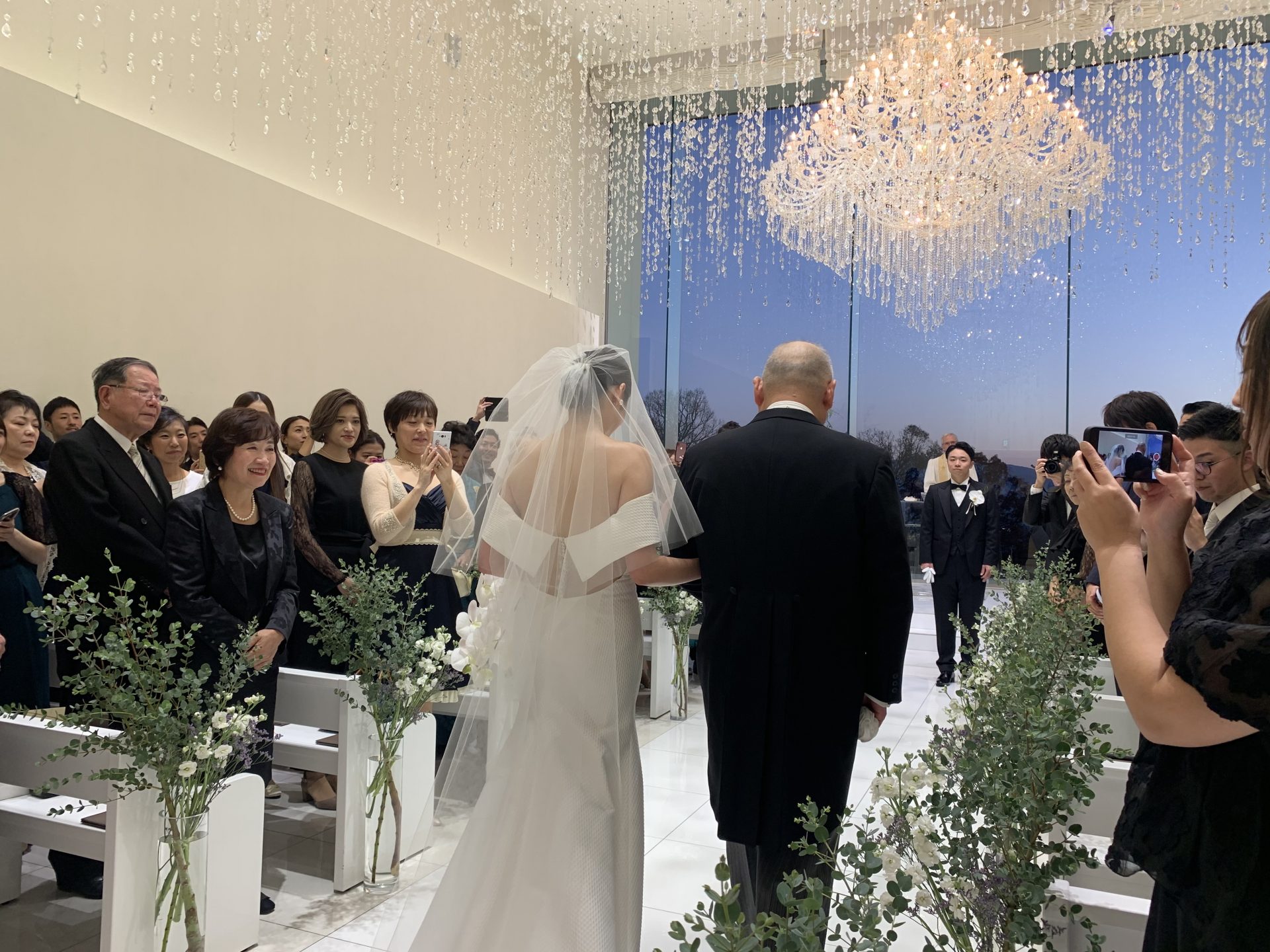 ハーティントン卿とアマンダ、HM.クイーン、クイーン・マザーとの結婚式集合写真 1967年6月28日モノクロ写真