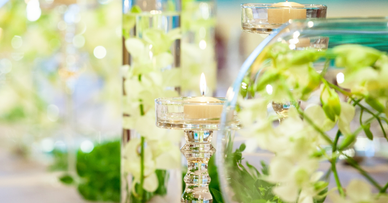 会場装花ってなんだろう？披露宴ではどんな場所でお花が使われているんでしょう！？ 装花とは挙式会場や披露宴会場を飾るお花の事で、結婚式特有の言葉と言えるかもしれません *ﾟ∀ﾟ 今回はお花を飾る場所に絞ってご紹介致します!!宮の森迎賓館ウエディングBLOG