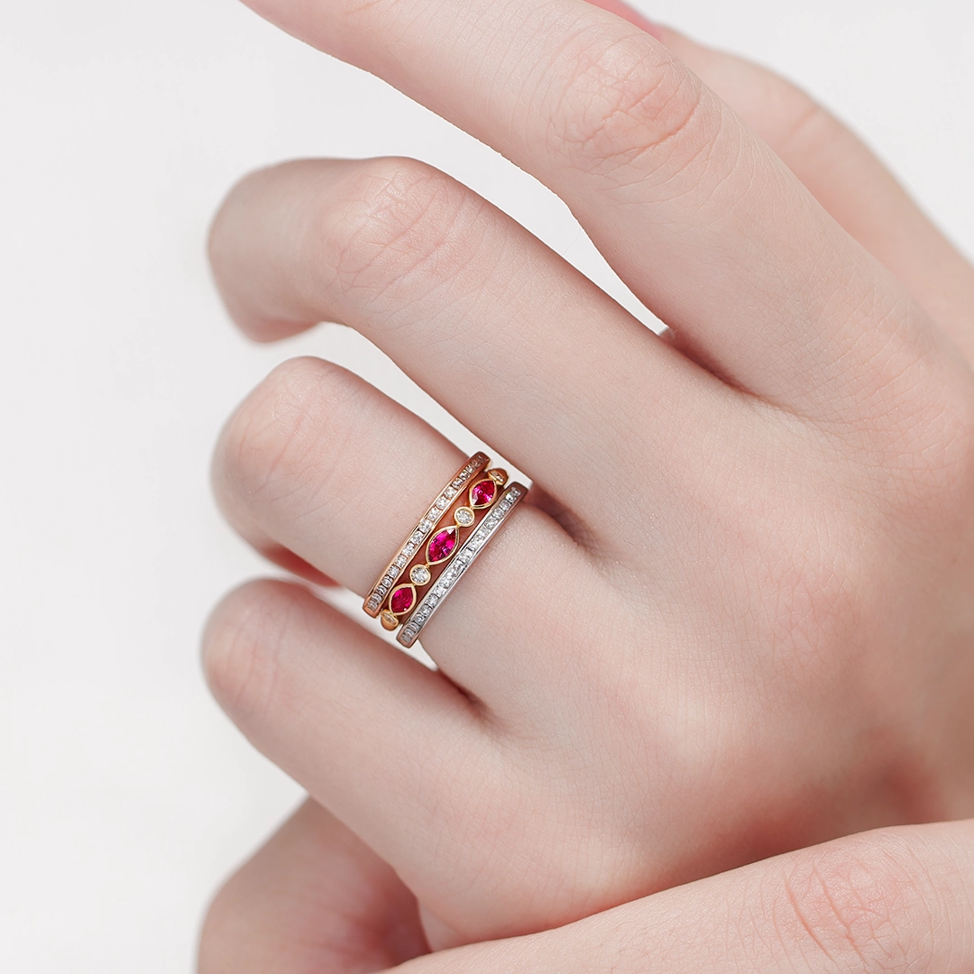 結婚指輪の「重ねづけ」組み合わせのコツ！コーディネートの極意とは？ - ISSHINDO Bridal Blog