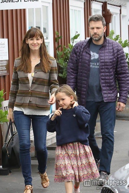 ジェニファー・ガーナーと彼女の子供、フィン・アフレックは、日曜日の午後、バーバンク空港からの飛行機に乗るのを目撃した。女優は、彼女のワンスアポンアファームブランドの緑色のスウェットを着て、レギンスとスニーカーを合わせてリラックスしてスタイリッシュに