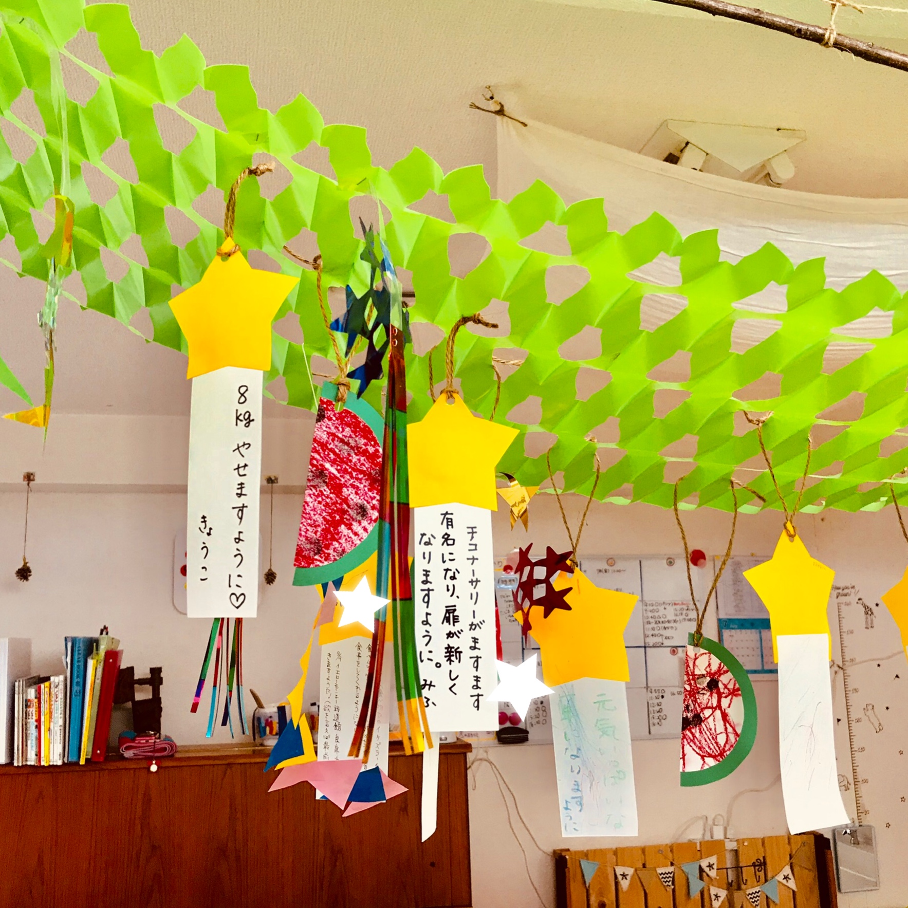 七夕製作 , ・, \\次の製作何しよう？はここで解決❣️, ぴーちゃん先生です📛🍼, 季節の可愛い製作, たくさん投稿しています✂️♡,@pi_chan.sensei__hoiku , ⁡, ⁡今回お届けするのは ,魔法のテープと透明折り紙！半立体がかわいい♪七夕吹き流し です☆,七夕製作🎋, プニプニな魔法のテープと透明折り紙の, スペシャルコラボ✨,