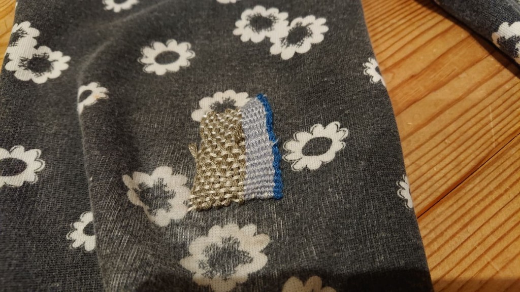 子どもの穴あきズボンが刺繍つき靴下で復活！ハンドメイドの作り方・アイデア暮らしニスタ