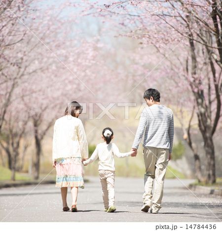 手をつなぐ男女のイラスト - イラストの里