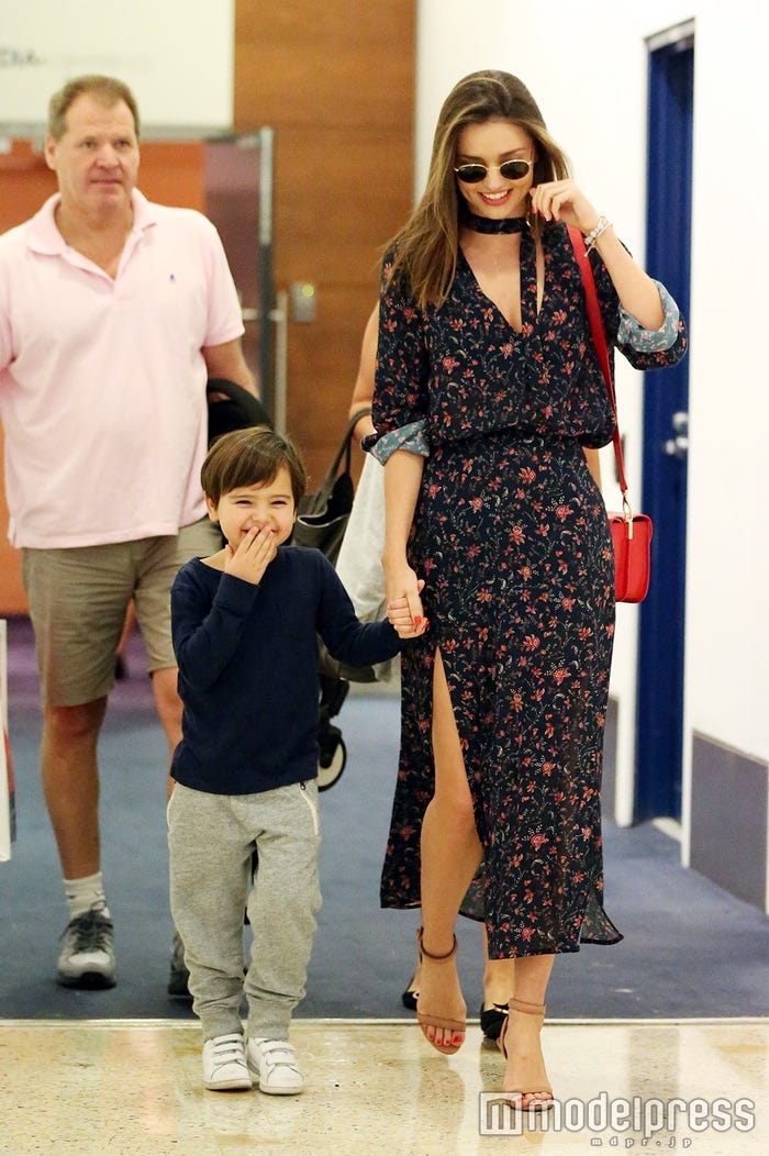 ママのパワフルアイコン！ ミランダ・カーの妊婦＆ママファッション 25ans ヴァンサンカン