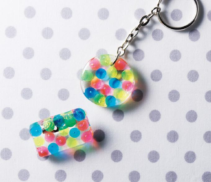 dショッピング プラバン ちぢみくん B6 夜光 2枚入プラ板 クリア 知育玩具 おもちゃ キット 工作 手作り キーホルダー ストラップ光る 子供 キッズ 日本製 プラ版 知育 玩具 チェーン付き 自由研究 オリジナル 小学生 男の子 女の子カテゴリ:お絵かき玩具の