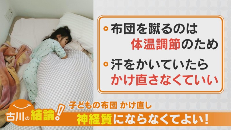 布団と枕を上手に使って眠る犬」飼い主さんのベッドで堂々と眠る犬に「もう人やんと思った」と飼い主さんの声いぬのきもちWEB MAGAZINE