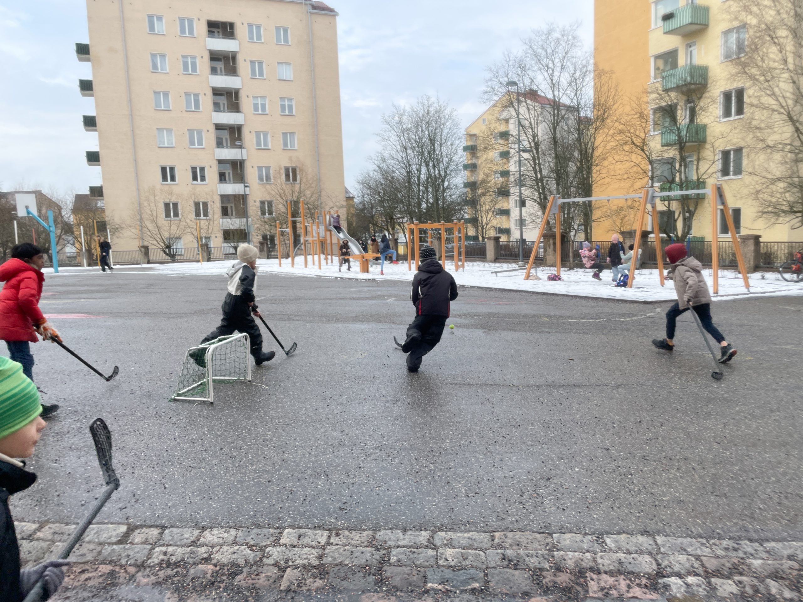 外で遊ぶ小学生男女 10626003018 の写真・イラスト素材アマナイメージズ