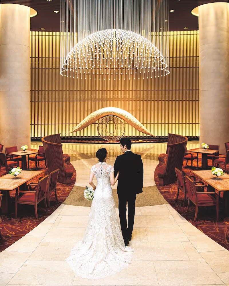 ザ・ペニンシュラ東京のウエディングアイテム“ページボーイの制服を着た愛らしいペニンシュラ ベアのケーキトッパーに思わず笑顔”プレミアムクラブ 結婚式場＆ブライダル