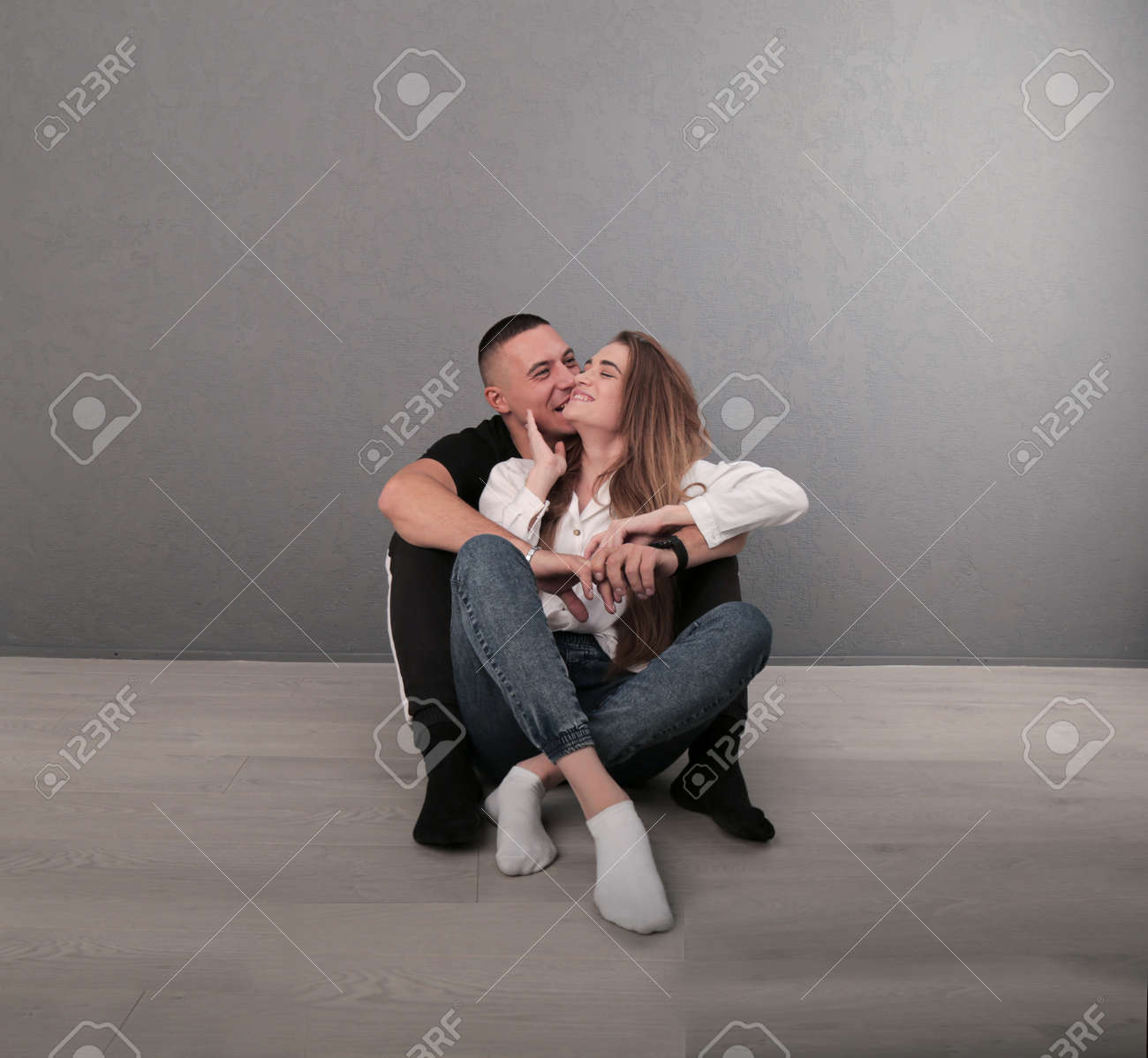 男性に後ろから抱きつく女性の写真素材6335952- PIXTA