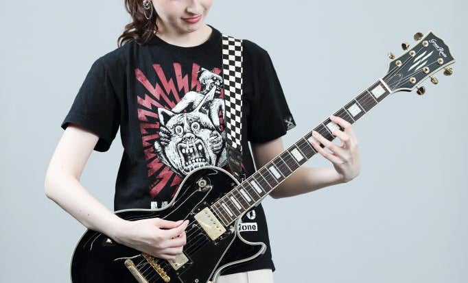 TBSアナウンサー宇賀神メグ、エアギター3度優勝の名倉七海に『エアネス』を送る！2023年9月30日- エキサイトニュース