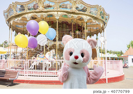 遊園地 着ぐるみと子供 挨拶 リアクションの写真素材40772234- PIXTA