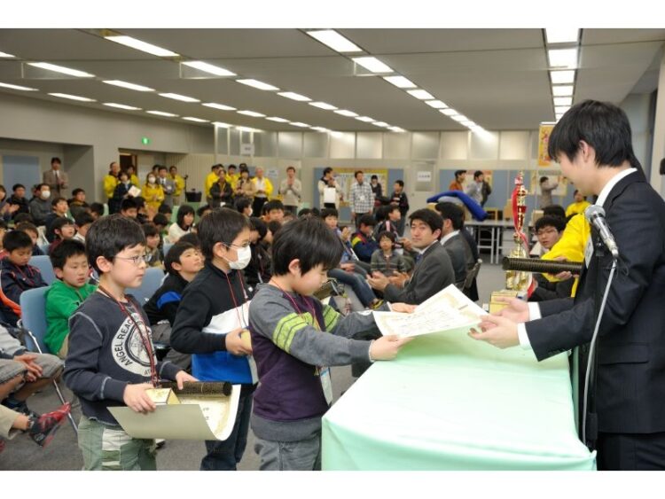 10歳の藤井聡太八冠、将棋盤と寝そべる写真はどう撮影？ - 日本経済新聞