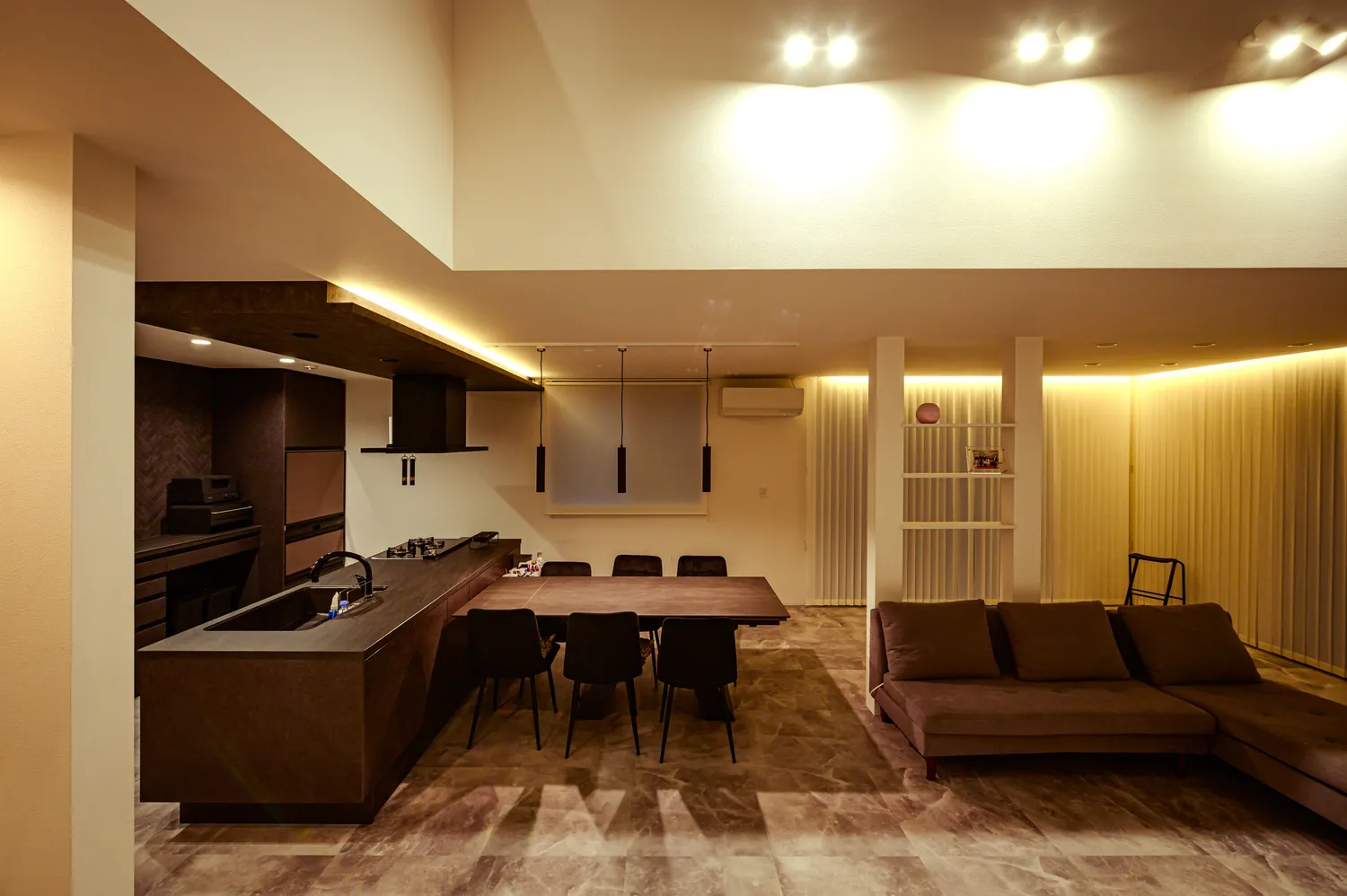 SUUMO50坪台 ビルトインガレージ×高気密高断熱×自然素材 中庭をロの字で囲んだガレージ付き二世帯住宅 - エムズアソシエイツ本社ショールームの建築実例詳細注文住宅