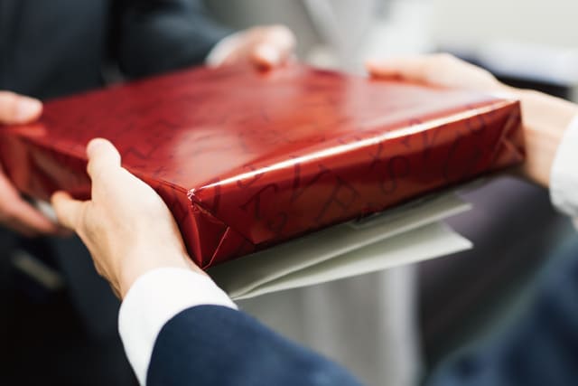 結婚挨拶における手土産の渡し方は？ おすすめのおしゃれギフトとともにチェック！内祝い・お祝い・ギフト・贈り物の通販サイトtheDe ザディー
